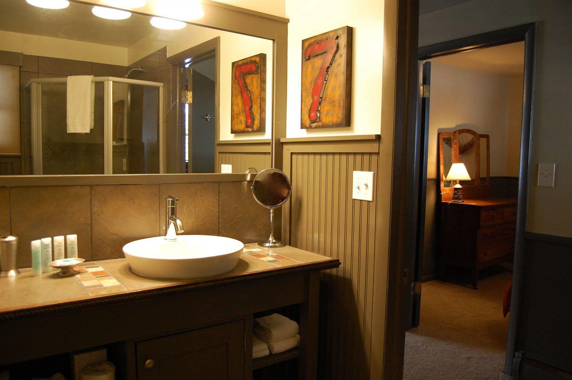 Highland Haven Creekside Inn Evergreen Dış mekan fotoğraf