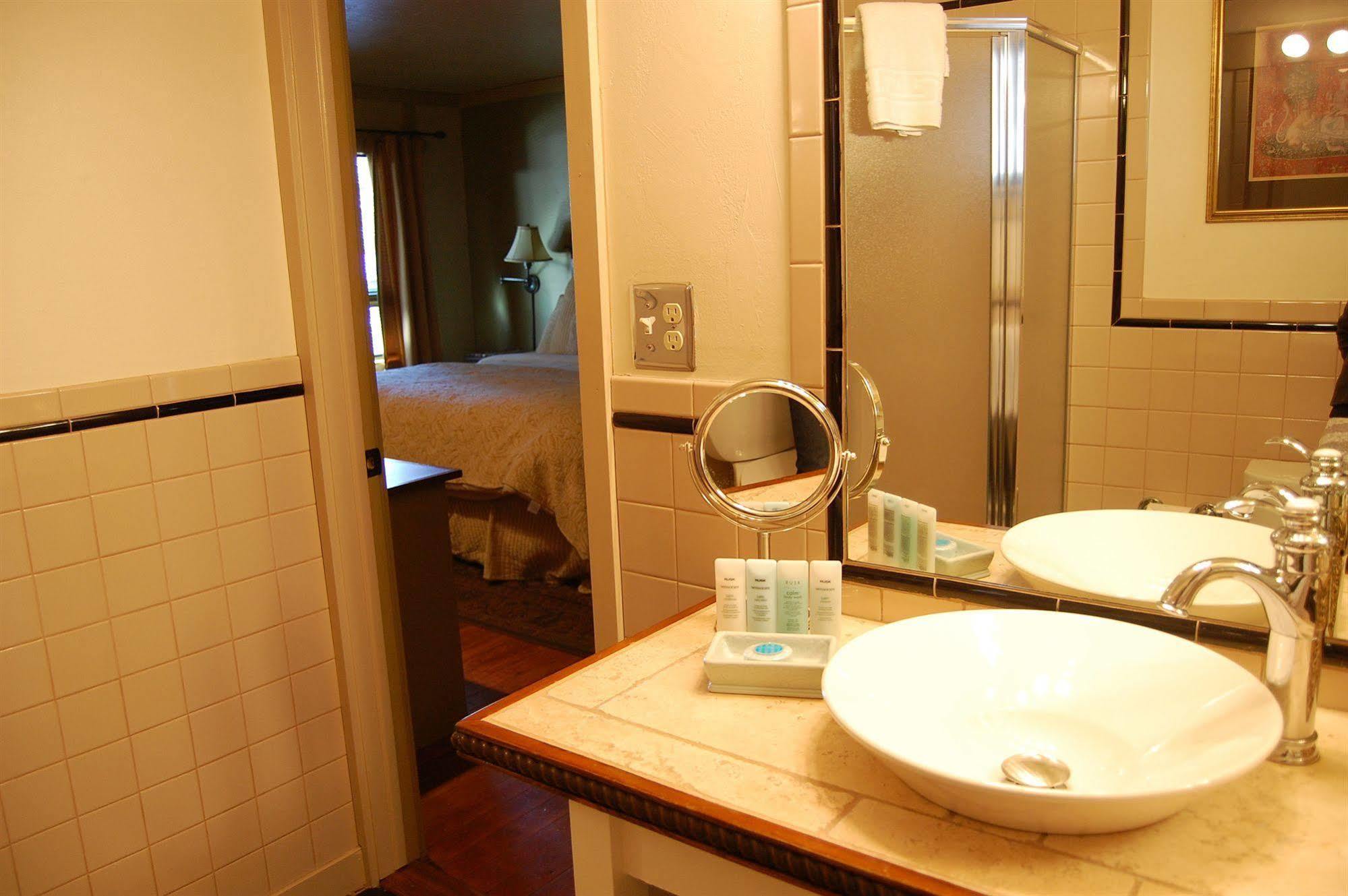 Highland Haven Creekside Inn Evergreen Dış mekan fotoğraf